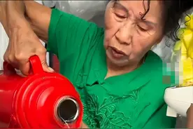 南京十元咖啡阿姨爆火 雀巢称考虑免费给阿姨供货图片