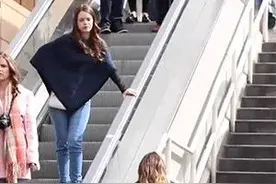 国外恶搞系列：摸陌生人的手，我喜欢第一个女生图片