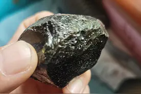 海边捡回600斤的“大陨石”？研究员：不是图片