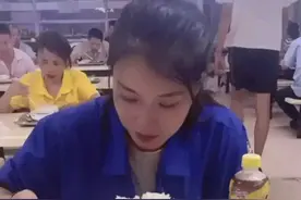 深圳：电子厂美女因饭量大，走红网络，追求者看一眼，便逃离而去图片