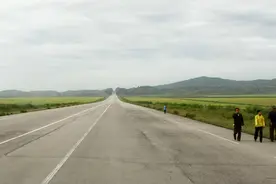 朝鲜的高速公路没有收费站，自行车跑得欢快？图片