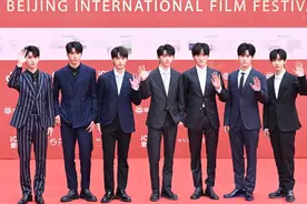 时团成员北影节红毯抢麦？粉丝争论不休，其实只是一个误会图片