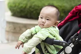 女儿大了，爸爸就不能给孩子洗澡了？孩子不愿自己洗澡，怎么办？图片