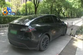 “特斯拉”开着开着 后视镜“自动”翻转图片