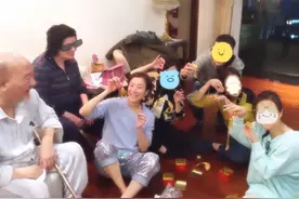 郑秀文晒全家福5姐弟与父母欢笑满堂！忆母亲送嫁妆婚后回赠豪宅图片