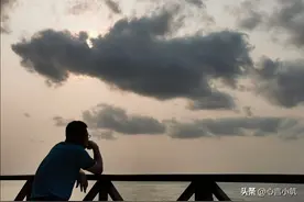 人到中年，沉默寡言图片