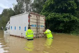 暴雨、洪涝，民警挺身而出安民心图片