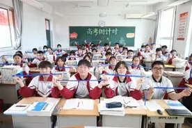 淄博太暖了吧！这样的助考方式......助梦高考，请将这条蓝丝带占屏朋友圈！图片