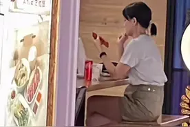 43岁孙燕姿现身路边美食摊，小腹凸出被疑怀三胎，久居国外很惬意图片