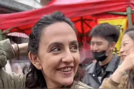 刘烨法国老婆近照沧桑变化大！逛菜场与老狼玩乐队，孩子似印度人图片