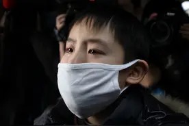 13年前12岁男孩捐献骨髓，给白血病的母亲续命，姥姥含泪挑选寿衣图片