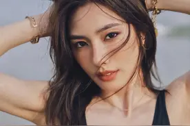 “运动达人”陈暖央晒海滩写真，身材苗条，眼睛似阿娇图片