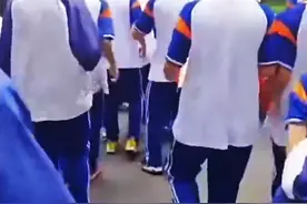 贵州56名学生把老师“扔进水池”，老师水中的一个动作，让人泪目图片