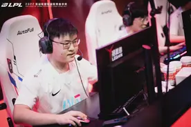 “五五开再次帮UZI说话”？小微笑：BLG淘汰后，那个男人发声怒喷图片