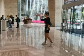 上海女高管办公楼“发疯”事件曝光，我看到当下职场最残酷的现实图片