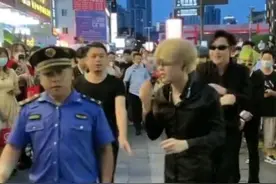 男团ESO回归失败，出道直播被城管赶走，全体成员向粉丝道歉图片