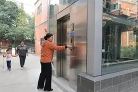 对于旧小区加装电梯的问题，有人给出“新方案”，1楼和6楼认可吗图片