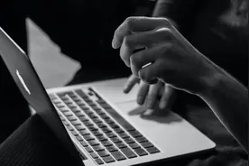 浏览色情网站，偷偷删掉记录的你，还是被盯上了图片