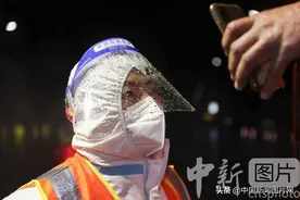 江苏连云港：雨中坚守“疫”线图片