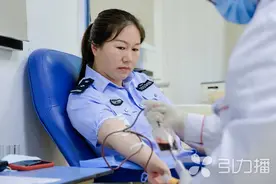 “我是‘熊猫血’，我可以救人！”张家港女辅警撸袖献爱心图片