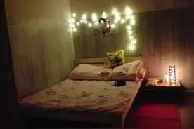 夜晚，女孩蜷缩在床上，泪流不止图片
