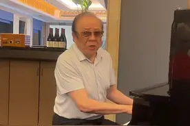 81岁歌唱家杨洪基露面，豪宅内弹钢琴动作敏捷，现场飙歌精神抖擞图片