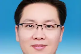 躲进女厕所的高校副书记杨某某，被免职了图片