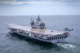 印度欢呼国产航母将服役，却发现尴尬问题：没舰载机咋和中国比？图片