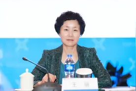 疯狂！青海女贪官密室被查，丈夫看到一半就受不了：我走行不图片