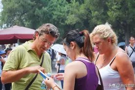 大量外国游客涌入中国，表面看是来旅游，实则是看上了我国的白酒图片