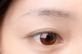 男人过了50岁眉毛变长意味着什么？多数人可能不清楚，或许是好事图片