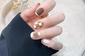 分享10款适合短指甲做的棋盘格款式，新年可做同款不同色哦图片