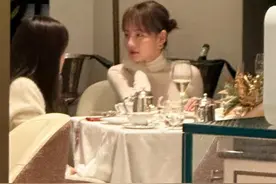 张嘉倪被绿后首现身，身材纤细气质端庄，全程带笑状态吊打小三图片