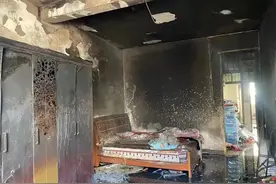 胡闹！“熊娃”室内放烟花，大火烧毁家图片