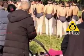 重庆大学城：舞蹈系女生穿“泳装”拍片，大爷推婴儿车看，被调侃图片