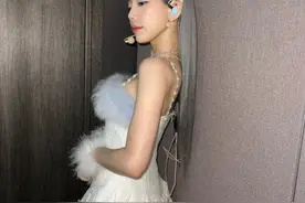 少女时代金泰妍晒“吊带短裙+银紫色长发”，大秀锁骨、直角肩图片