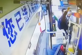 情侣无核酸乘公交向司机脸上喷雾，警方已介入，车队：司机双眼红肿刺痛在家疗伤图片