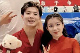 笑喷!冬奥冠军新疆行合影隋文静把韩聪甩了,王诗玥柳鑫宇形影不离图片