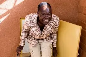 53岁非洲贫穷设计师爆红！他用黏土造的红砖房，惊艳建筑界…图片