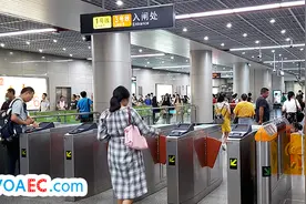 “刷卡”英文怎么说？千万别说“brush the card”！图片