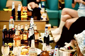 KTV陪酒女子的自述：每月挣两万，但违背自己的原则，现在后悔了图片