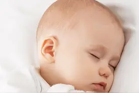 【每天一点心理学】宝宝对小被子小毛巾“爱不释手”的秘密图片