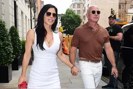 亚马逊老板和女友出街好闪耀！52岁桑切斯穿小白裙扮嫩，曲线真美图片