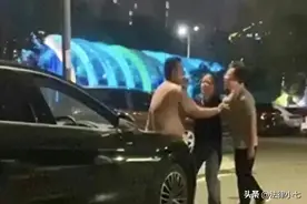 闹大了！光膀男抱摔后续：被摔男已死，倾家荡产，牢底坐穿！图片