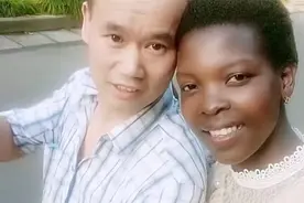 8年前，浙江大叔娶非洲黑人美女，生下混血儿子，如今怎么样了？图片