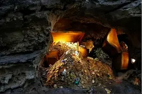 张家界发现一山洞，藏有大量黄金，专家研究发现：是李自成留下的图片