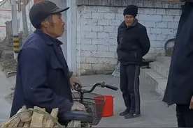 陕西：老人两担木柴卖10块，大叔“讨价还价”26块拿下，暖心一刻图片