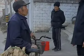 陕西：老人两担木柴卖10块，大叔“讨价还价”26块拿下，暖心一刻图片