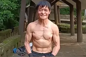 笑麻了！70岁大爷一身腱子肉 爬行下山健身，评论区醋意满满！图片