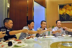 科普：为何酒桌上，大家喝白酒时，总喜欢身边放着一瓶水？图片